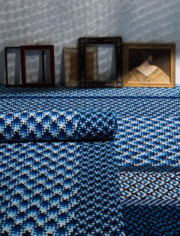 Kasuri hadrový koberec vyrobený z upcycled oblečení Brieditis a Evans
