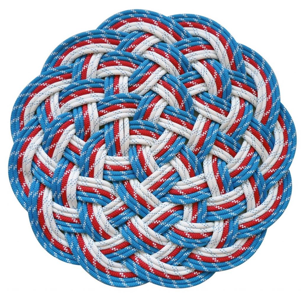 ručně tkaná rohož vyrobená z recyklovaného mořského lana
