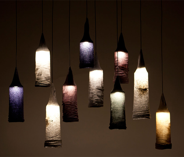 belysning gjord av upcycled strumpor av Jay Watson