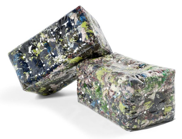 Plof sitteplasser fylt med strimlet resirkulerte tekstiler av Atelier Belge
