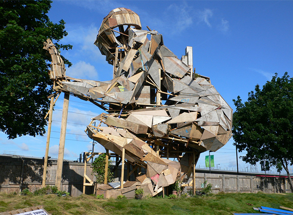 Giant-sculpture-made-from-scrap-wood-by-Robots