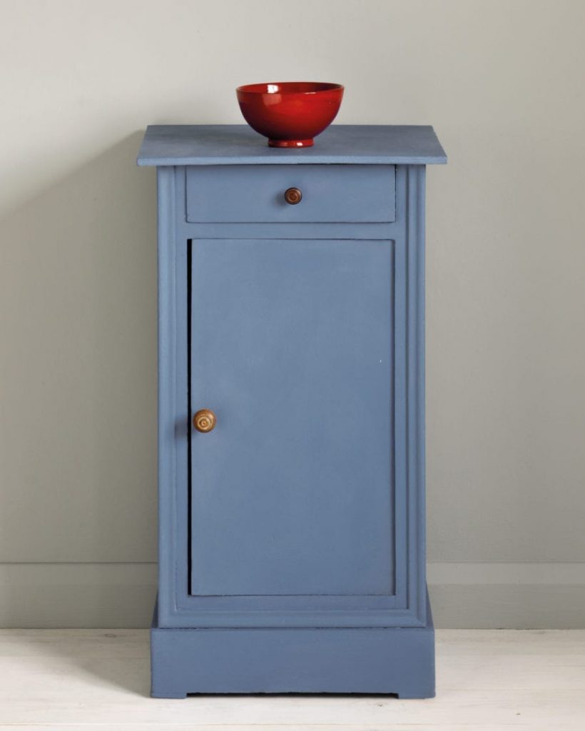 Greek Blue chalk paint by Annie Sloan for simple furniture upcycling