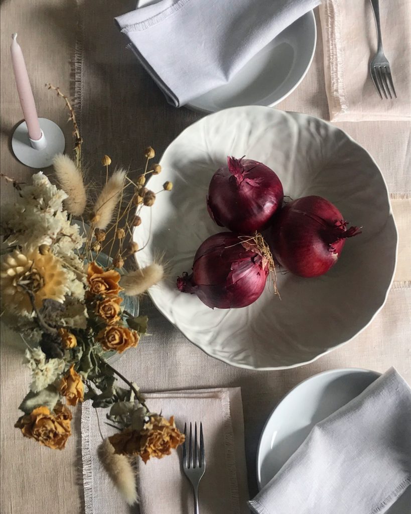 Table setting with linen napkins